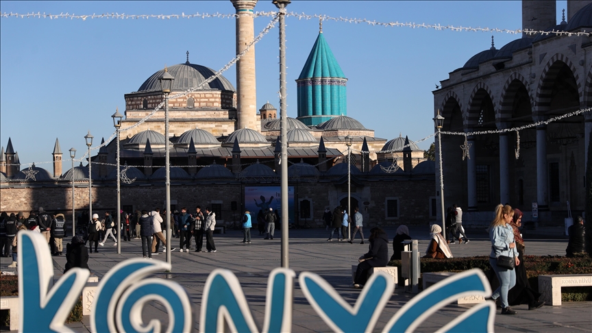 قونية.. إقبال كبير لإحياء الذكرى الـ752 لوفاة جلال الدين الرومي (الأناضول)