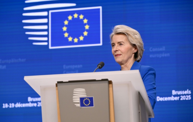 رئيسة المفوضية الأوروبية أورسولا فون دير لايين في بروكسل، في 19 كانون الأول/ديسمبر 2025 (أ ف ب)