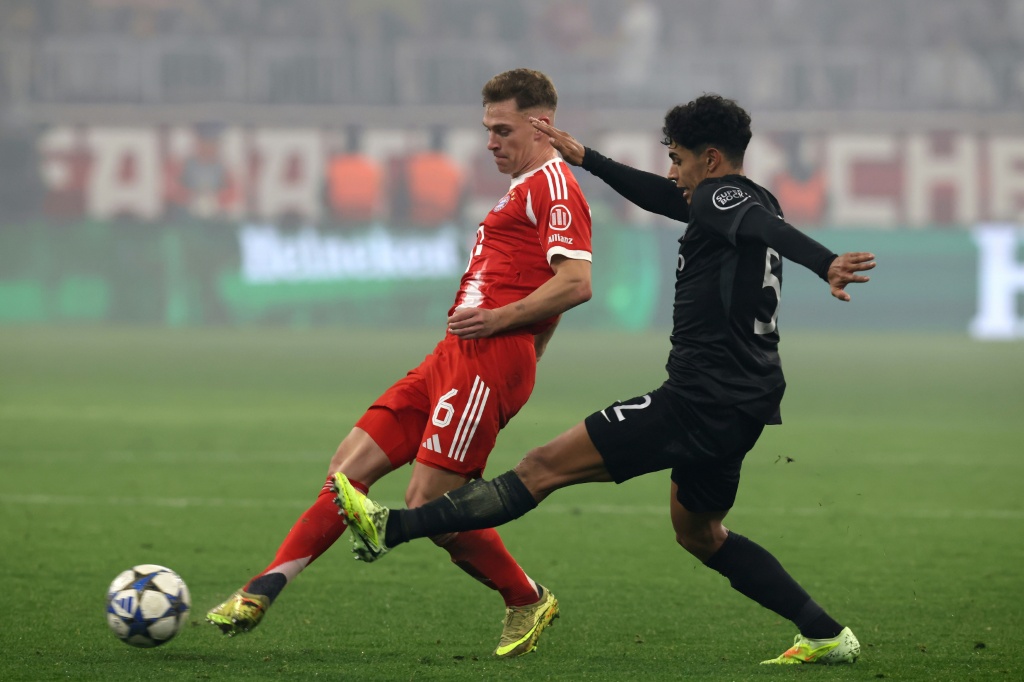 لاعب بايرن ميونيخ يوزوا كيميش في صراع على الكرة مع الياباني هيديماسا موريتا لاعب وسط سبورتينغ لشبونة في دوري أبطال أوروبا في ميونيخ في 9 كانون الاول/ديسمبر 2025 (ا ف ب)