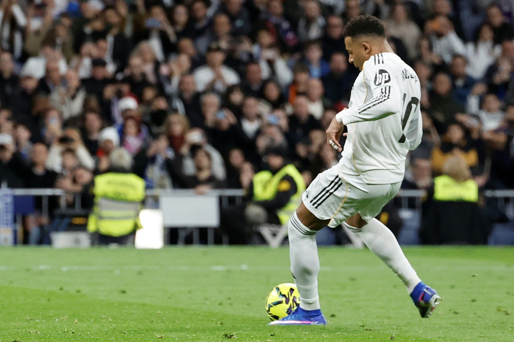 الفرنسي كيليان مبابي يسجل الهدف الثاني لريال مدريد في مرمى ضيفه إشبيلية خلال لقاء الفريقين في الدوري الإسباني لكرة القدم. مدريد في 20 كانون الأول/ديسمبر 2025 (ا ف ب)