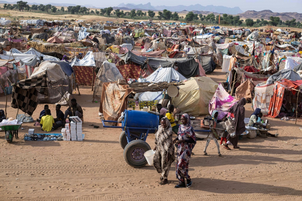 نازحون سودانيون فروا من مدينة الفاشر، في مخيم أم ينقر على الحافة الجنوبية الغربية لمدينة طويلة في الثالث من تشرين الثاني/نوفمبر 2025 (ا ف ب)