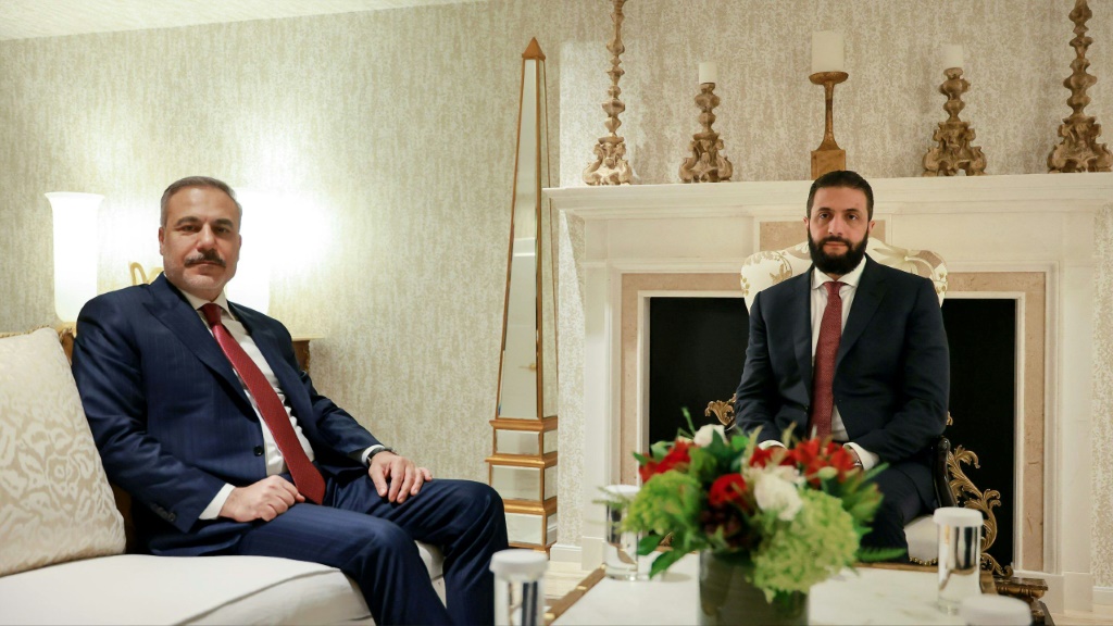 الرئيس السوري أحمد الشرع مستقبلا وزير الخارجية التركي هاكان فيدان في 11 تشرين الثاني/نوفمبر 2025 في واشنطن (ا ف ب)