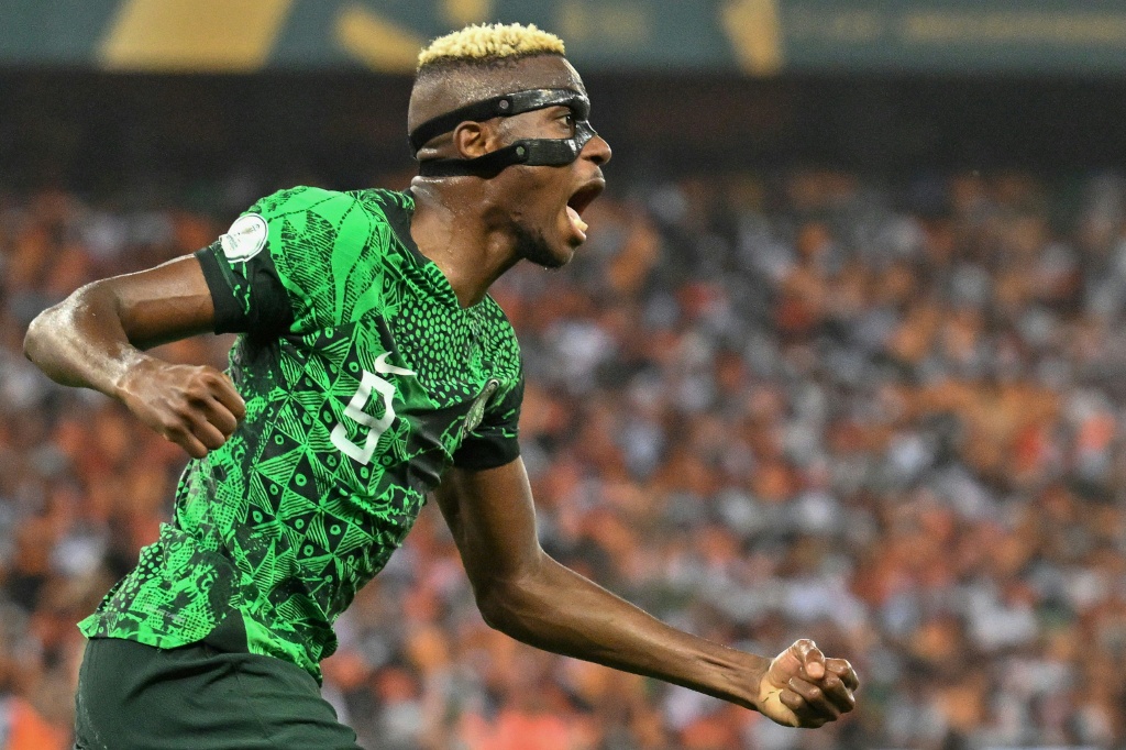 مهاجم نيجيريا فيكتور أوسيمهن خلال المباراة النهائية لكأس الأمم الإفريقية 2024 ضد ساحل العاج على ملعب الحسن واتارا الأولمبي في إيبيمبي، أبيدجان، في 11 شباط/فبراير 2024 (ا ف ب)