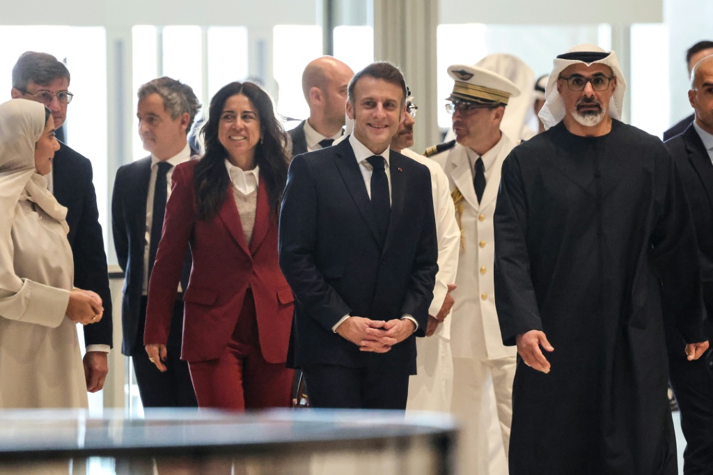 الرئيس الفرنسي إيمانويل ماكرون في متحف زايد في أبو ظبي في 21 كانون الأول/ديسمبر 2025 (ا ف ب)