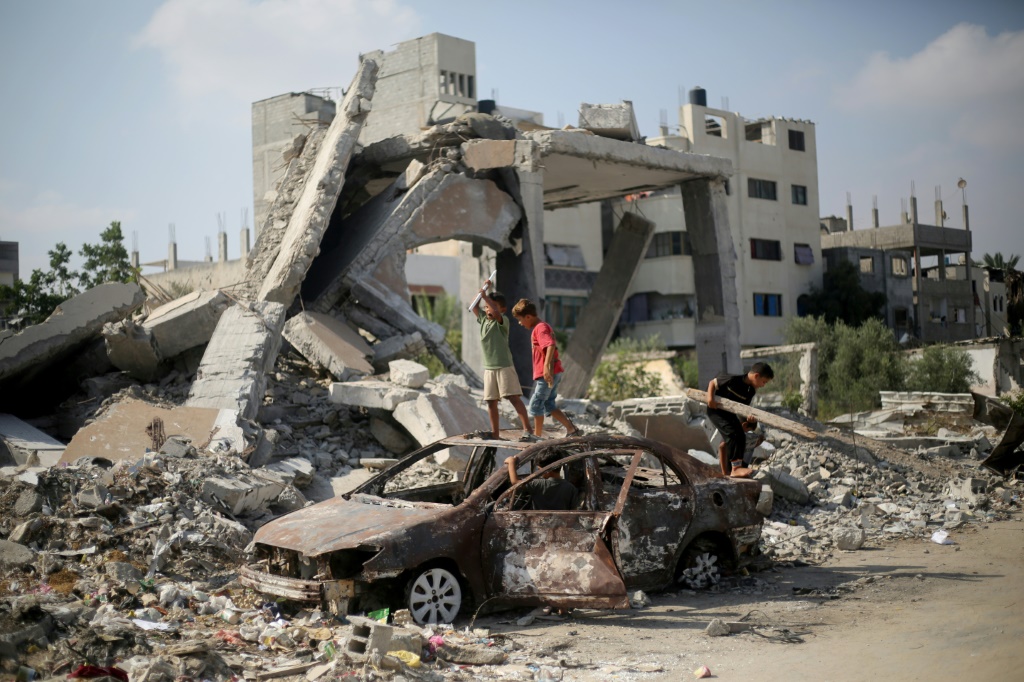 وفي 7 ديسمبر/ كانون الأول الماضي استخرج الدفاع المدني رفات 48 فلسطينيا بينهم 25 مجهولي الهوية، من مقابر عشوائية بمستشفى المعمداني، ونقلتهم إلى مقابر رسمية (ا ف ب)