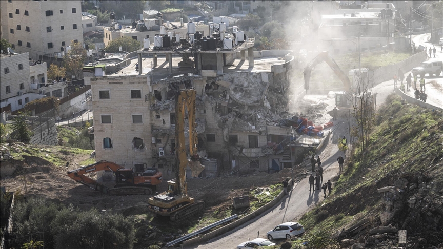 القدس.. إسرائيل تهدم 13 شقة يعيش فيها 100 فلسطيني (الأناضول)