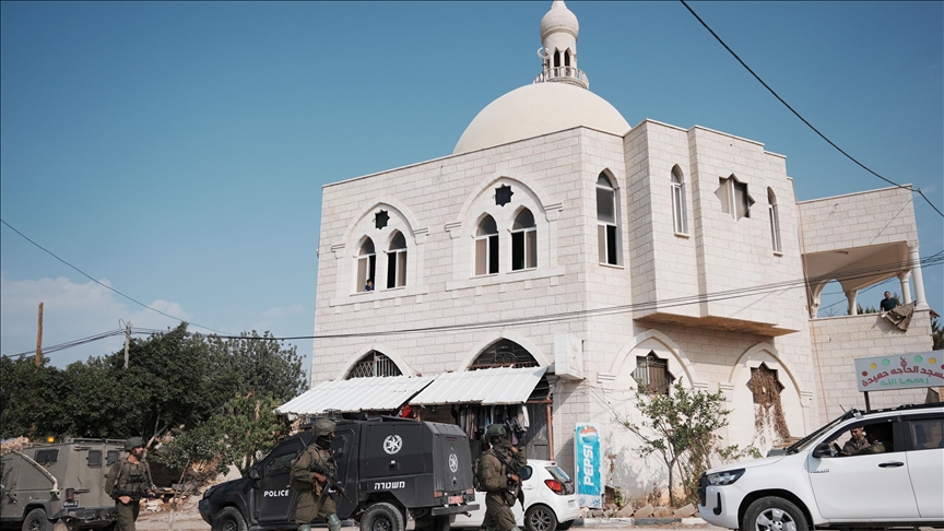 الجيش الإسرائيلي يصيب 3 فلسطينيين بإطلاق نار على مركبة شمال الضفة (الأناضول)