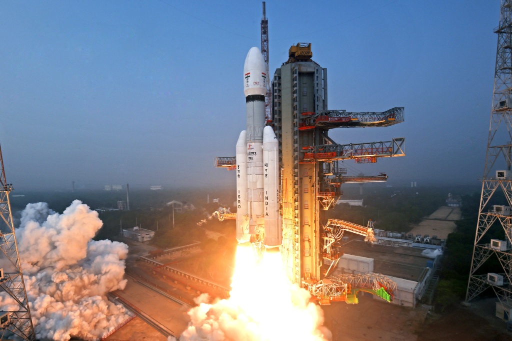 إطلاق قمر الاتصالات الفضائية AST SpaceMobile بواسطة صاروخ LVM3-M6 في 24 كانون الأول/ديسمبر 2025 (ا ف ب)