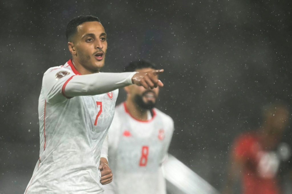 مهاجم المنتخب التونسي إلياس العاشوري يحتفل بثنائيته في مرمى أوغندا (3-1) في الجولة الاولى من دور المجموعات في نهائيات كأس أمم إفريقيا في الرباط في 23 كانون الأول/ديسمبر 2025 (ا ف ب)