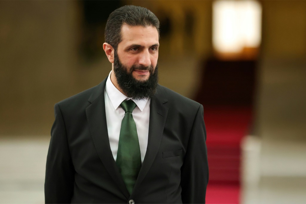 سلّطت الغارات الأمريكية المكثفة، التي طالت مناطق متفرقة من وسط سوريا، الضوء على تعقيد التحديات الأمنية والسياسية التي تواجه الرئيس السوري أحمد الشرع (ا ف ب) 
