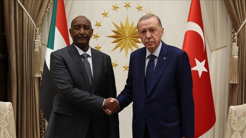 بدعوة من أردوغان.. البرهان يزور تركيا الخميس لبحث الوضع بالسودان (الأناضول)