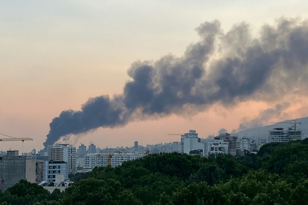 تصاعد الدخان من مبنى هيئة البث الإيرانية (ايريب) في طهران أثناء الحرب بين إيران وإسرائيل في 16 حزيران/يونيو 2025 (ا ف ب)