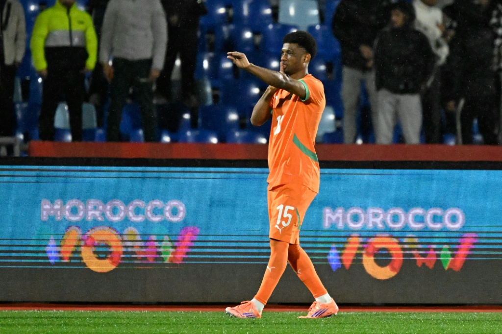 مهاجم منتخب ساحل العاج أماد ديالو (#15) يحتفل بتسجيل هدف فريقه الأول في مرمى موزامبيق ضمن منافسات المجموعة السادسة من كأس الأمم الإفريقية لكرة القدم. ملعب مراكش في مراكش، في 24 كانون الأول/ديسمبر 2025. (ا ف ب)
