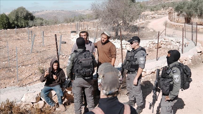 أفاد شهود عيان ، بأن مستوطنين مسلحين هاجموا منازل الفلسطينيين عند المدخل الشرقي لبلدة دير جرير، ما أسفر عن إصابة شاب بجروح وُصفت بالطفيفة (الاناضول)