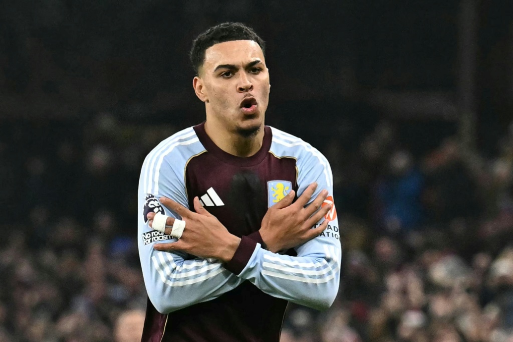 لاعب وسط أستون فيلا مورغان رودجرز (#27) يحتفل بتسحيل هدف فريقه الأول في مرمى مانشستر يونايتد ضمن الدوري الإنكليزي لكرة القدم. ملعب فيلا بارك، برمنغهام، وسط إنكلترا، في 21 كانون الأول/ديسمبر 2025. (ا ف ب)