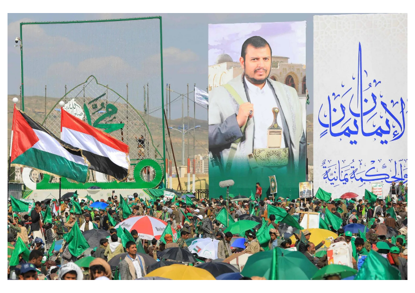 حوثيون يرفعون صورة ضخمة لزعيمهم في أحد ميادين صنعاء (أ.ف.ب)