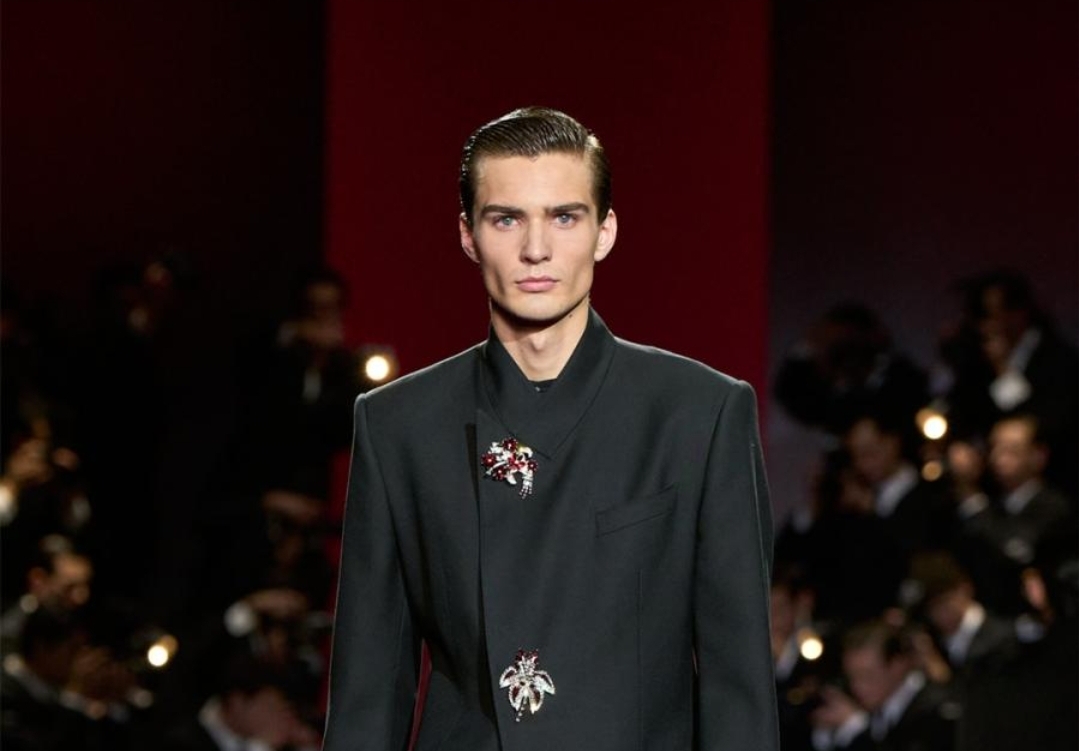 بدلة سوداء أنيقة مزينة بدبابيس أنيقة تصلح لسهرة مميزة - المصدر: Dolce & Gabbana