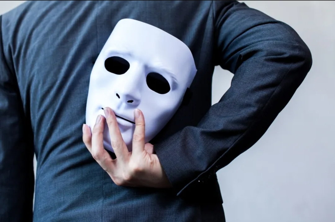كيف توازن بين شخصيتك الواقعية وصورتك أمام الآخرين؟ (سيدتي)