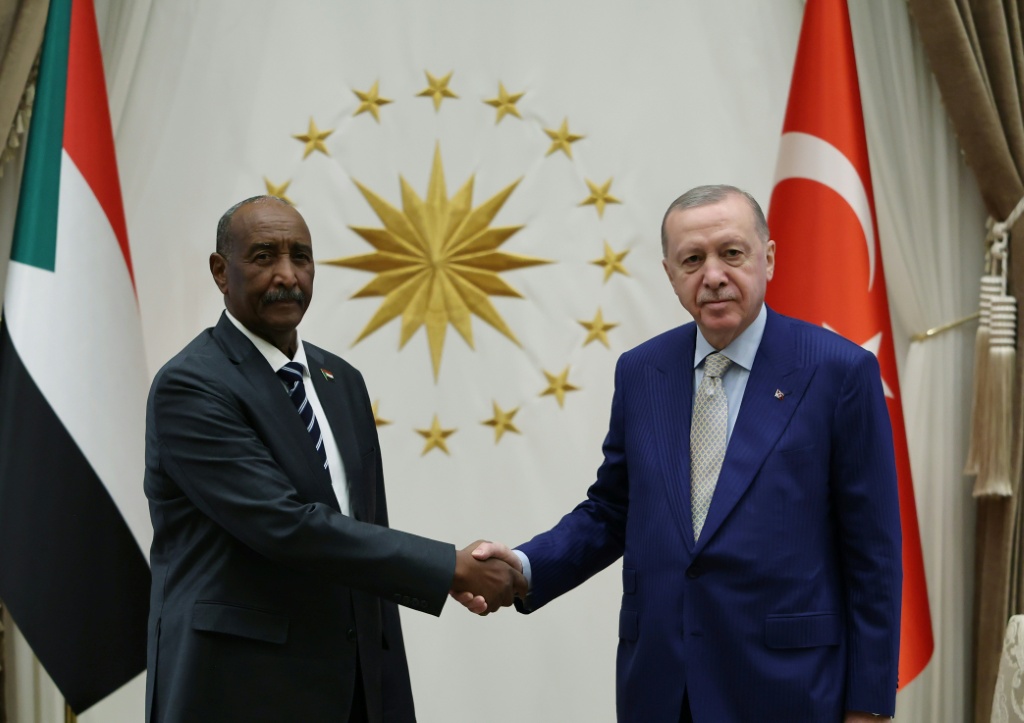صورة نشرها المكتب الإعلامي للرئاسة التركية في 25 كانون الأول/ديسمبر 2025، تُظهر الرئيس التركي رجب طيب أردوغان ورئيس أركان الجيش السوداني عبد الفتاح البرهان خلال اجتماع في أنقرة (ا ف ب)