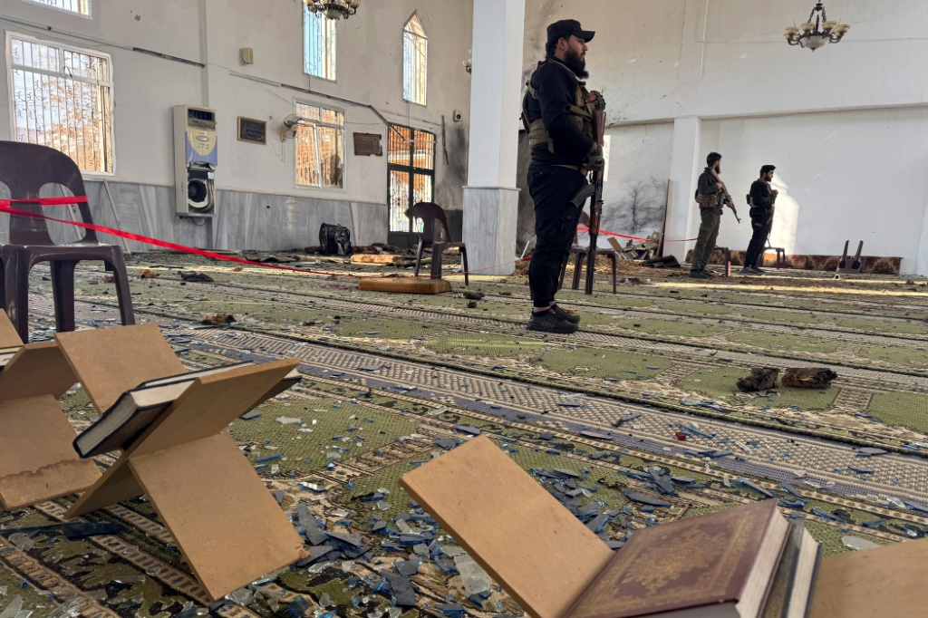 عناصر من قوات الأمن السورية داخل مسجد تعرّض لتفجير في مدينة حمص في 26 كانون الأول/ديسمبر 2025 (ا ف ب)