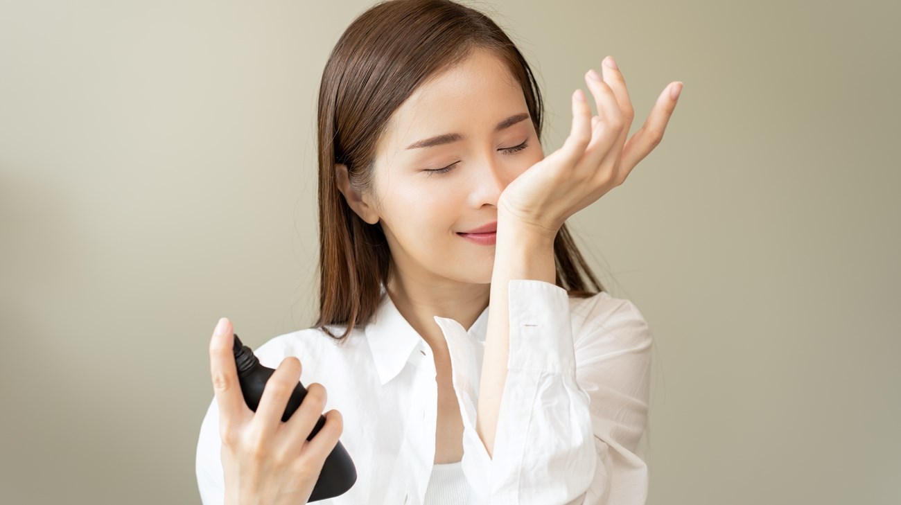 كيف تختارين عطرك لتشكيل مزاجكِ.. وانطباعكِ؟ (زهرة الخليج)