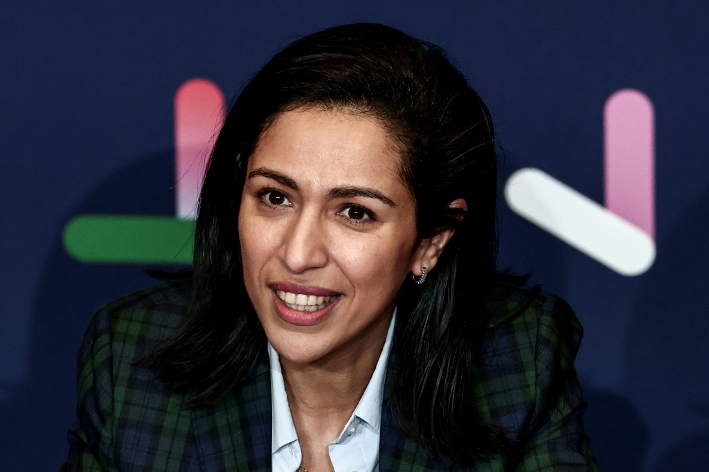 المفوّضة السامية للطفولة في فرنسا سارة الحيري خلال جلسة للمجلس الاقتصادي والاجتماعي والبيئي في باريس في 23 تشرين الثاني/نوفمبر 2025 (ا ف ب)
