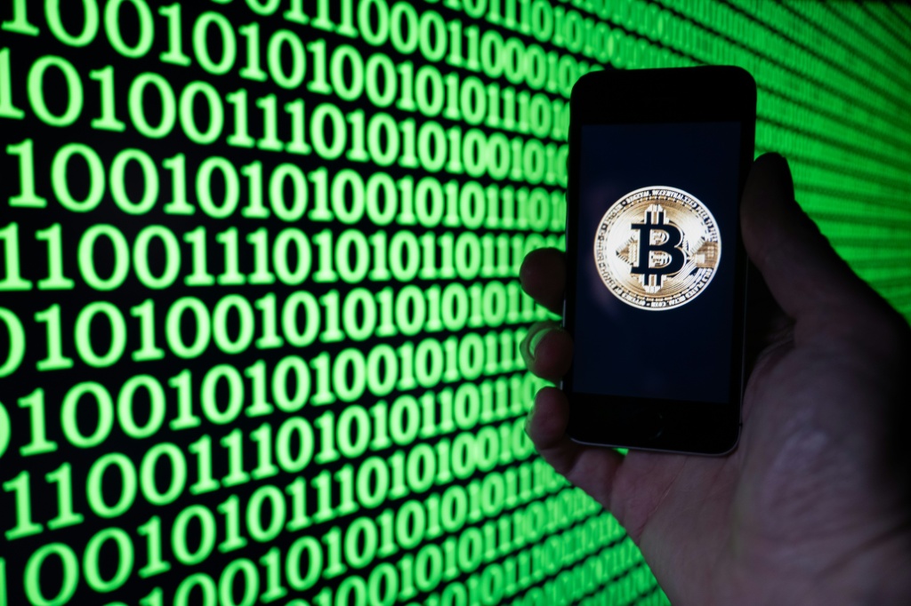 شعار بيتكوين على شاشة هاتف في مدينة ميلوز الفرنسية في 5 كانون الأول/ديسمبر 2025 (ا ف ب)