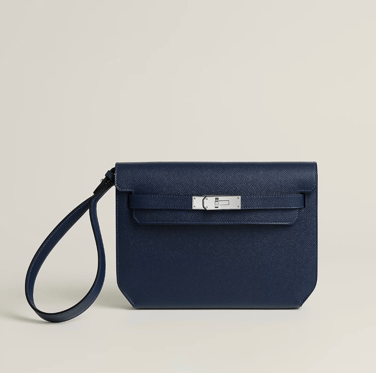 حقيبة Herm&egrave;s Kelly Pochette بتصميم أنيق وحجم عملي، تعكس مفهوم الفخامة الهادئة بجلدها المصقول وتفاصيلها المعدنية الدقيقة، خيار مثالي للمناسبات الراقية - المصدر: Herm&egrave;s 