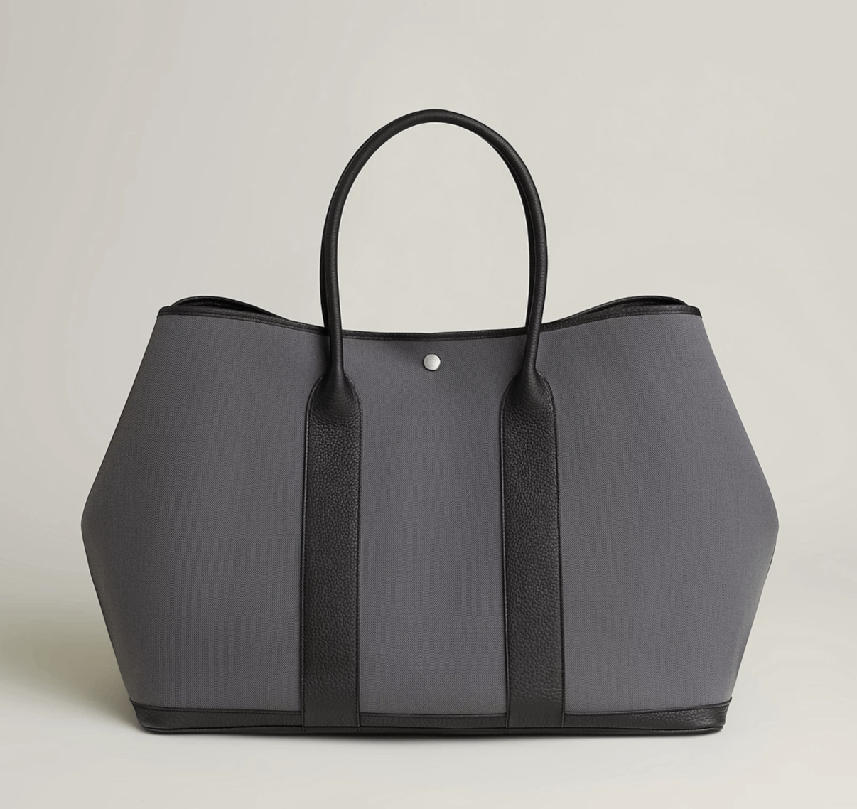 حقيبة Herm&egrave;s Garden Party بتصميم بسيط وواسع، تجمع بين الأناقة غير المتكلّفة والعملية اليومية، لتكون رفيقًا مثالياً لإطلالات النهار - المصدر: Herm&egrave;s 