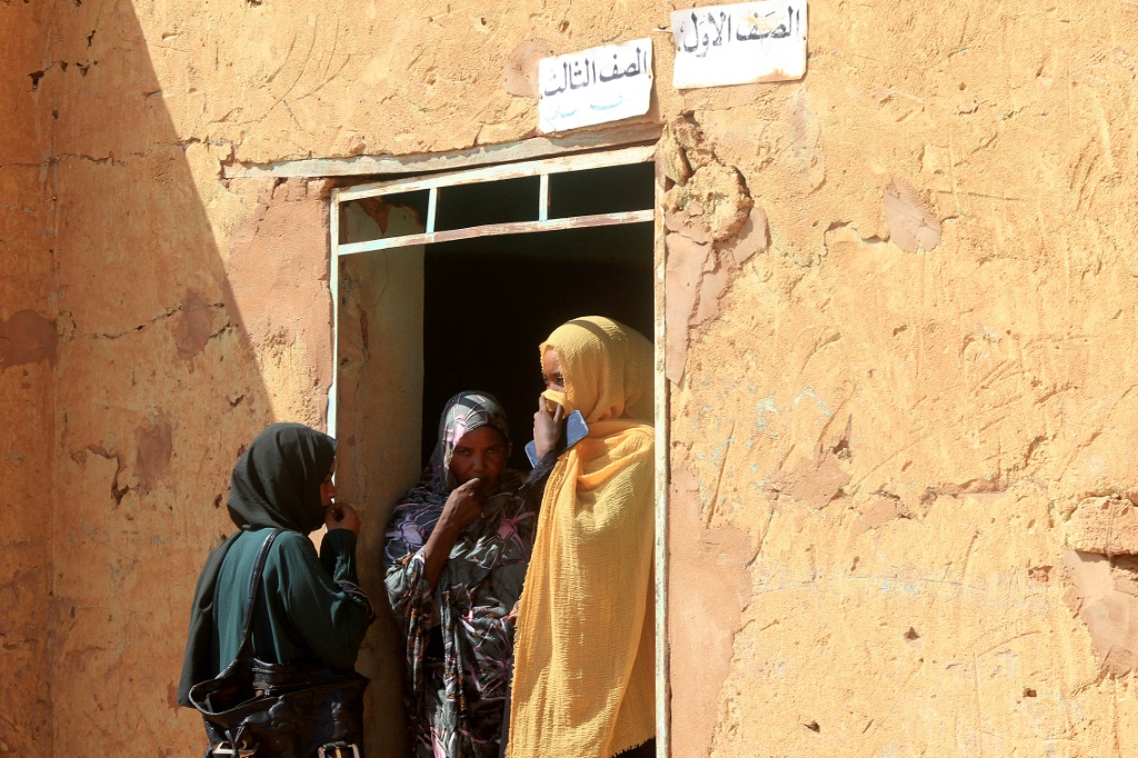 نساء من ضمن مجموعة فرّت من كردفان في جنوب السودان الى أم درمان قرب الخرطوم في العاشر من تشرين الثاني/نوفمبر 2025 (ا ف ب)
