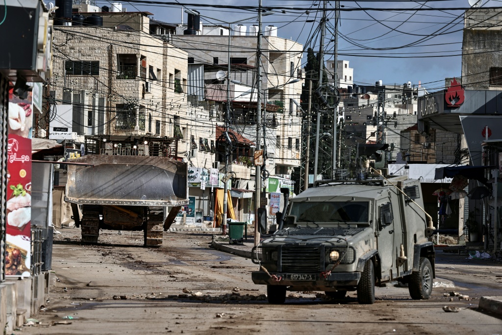 مركبات عسكرية تجوب أحد الشوارع خلال عملية لجيش الاحتلال الإسرائيلي في بلدة قباطية الفلسطينية في الضفة الغربية المحتلة في 27 كانون الأول/ديسمبر 2025 (ا ف ب)
