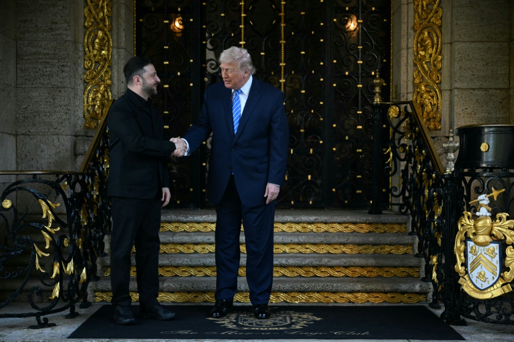 الرئيس الأميركي دونالد ترامب أثناء استقباله الرئيس الأوكراني فولوديمير زيلينسكي في مقر إقامته مارالاغو في بالم بيتش، فلوريدا، في 28 كانون الأول/ديسمبر 2025 (ا ف ب)