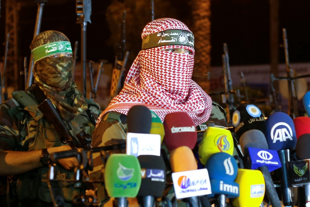 لافتة تحمل صورة أبو عبيدة في مخيم مار الياس للاجئين الفلسطينيين في بيروت بتاريخ 6 شباط/فبراير 2024 (ا ف ب)