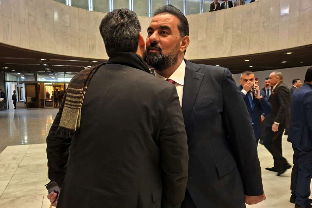 رئيس البرلمان العراقي الجديد هيبت الحلبوسي لدى وصوله إلى مجلس النواب في بغداد صبيحة انتخابه لتسلّم منصبه، في 29 كانون الأول/ديسمبر 2025 (ا ف ب)