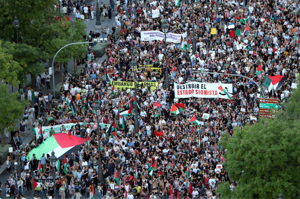 متظاهرون يرفعون لافتات أثناء تجمع للتضامن مع الفلسطينيين في قطاع غزة في مدريد بتاريخ 4 تشرين الاول/اكتوبر 2025 (ا ف ب)