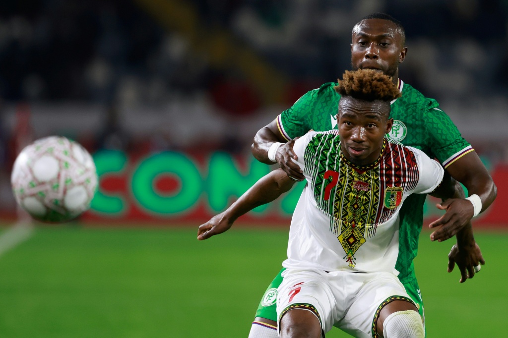 المالي دورجيليس نيني أمام القمري بنجلود يوسف في مواجهة المنتخبين ضمن كأس الأمم الإفريقية في كرة القدم. الدار البيضاء، في 29 كانون الأول/ديسمبر 2025 (ا ف ب)