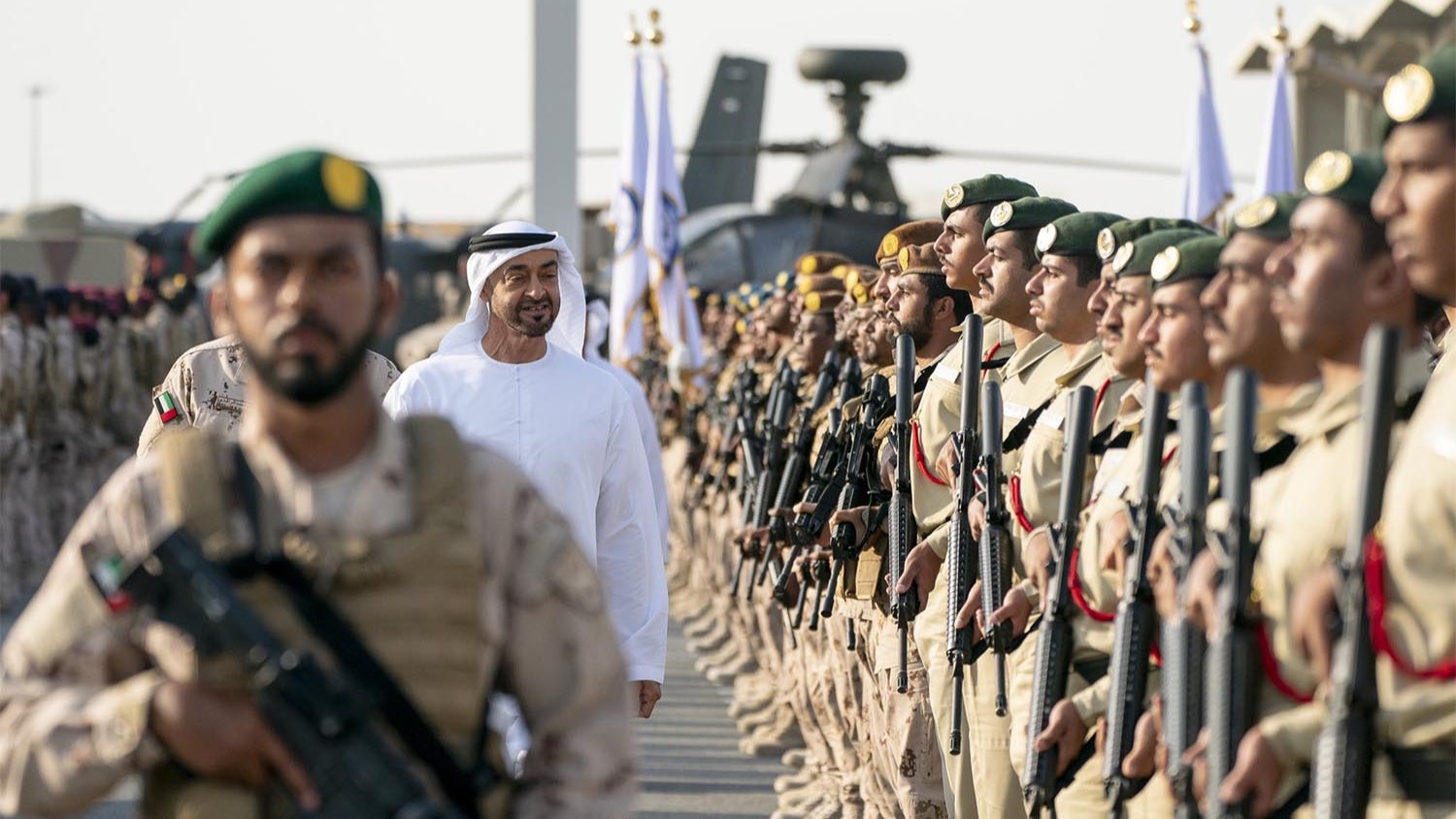 الرئيس الإماراتي الشيخ محمد بن زايد يحضر عرضا عسكريا للقوات المسلحة الاماراتية ( أرشيف - وام)