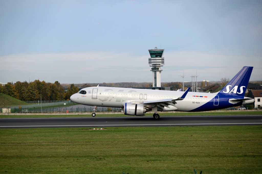 طائرة من طراز "A320neo" تابعة للخطوط الجوية الاسكندينافية في مطار بروكسل في 5 تشرين الثاني/نوفمبر 2025 (ا ف ب)