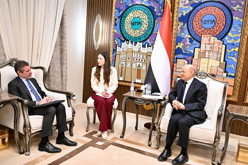 الرئيس اليمني يؤكد الالتزام الصارم بإنفاذ القرارات السيادية ويحذر من تداعيات التمرد على أمن اليمن والمنطقة