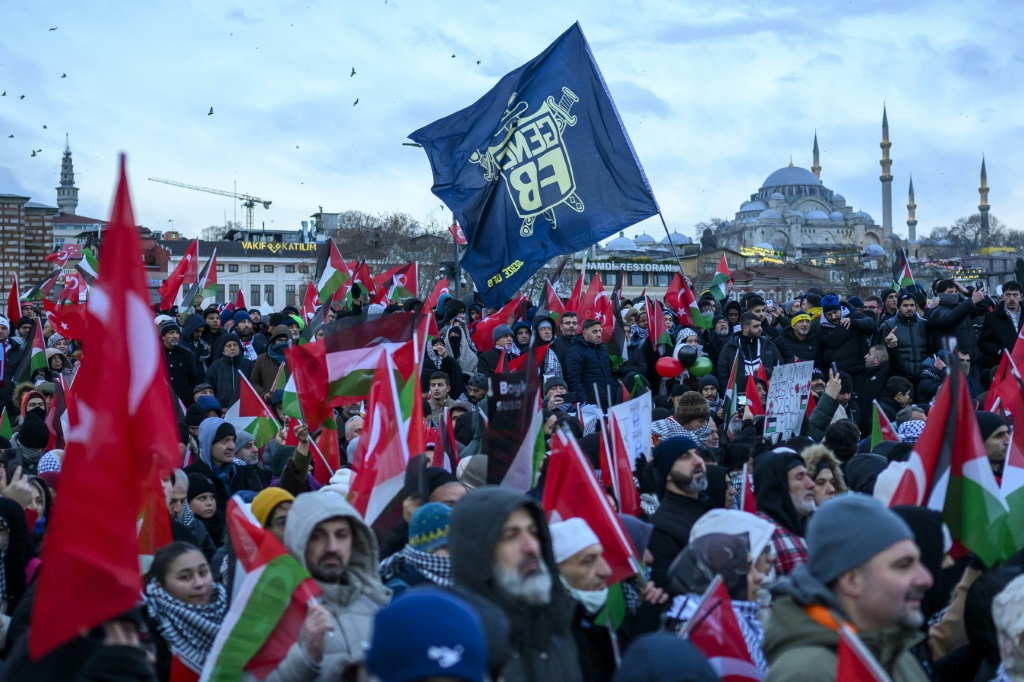 جانب من تظاهرة تضامنية مع الفلسطينيين على جسر غلطة في اسطنبول في الأول من كانون الثاني/يناير 2026 (ا ف ب)