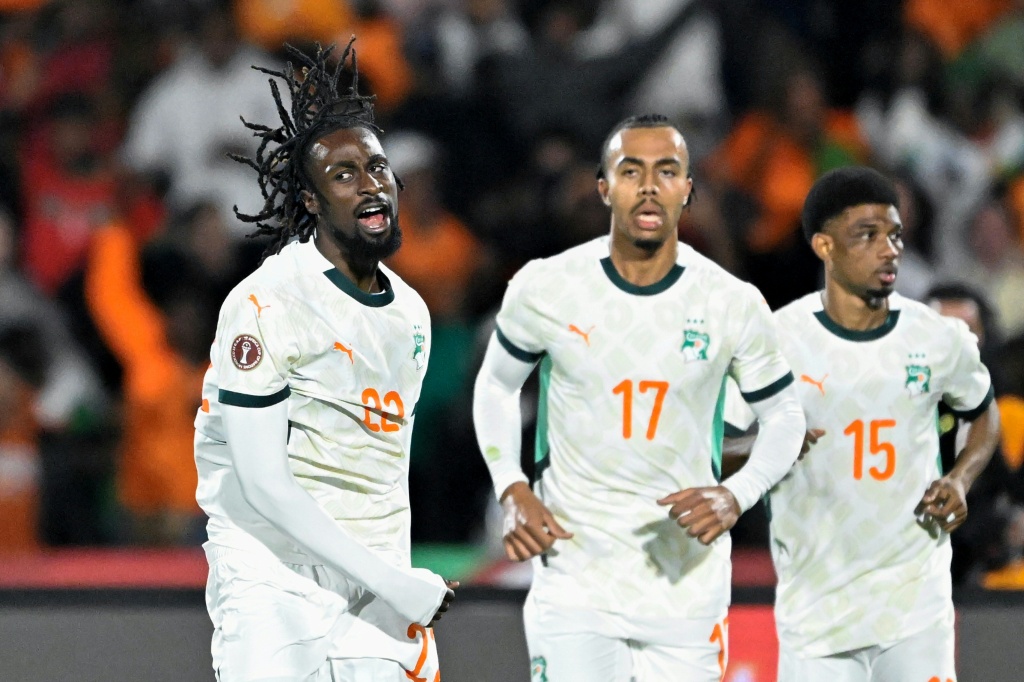لاعبو ساحل العاج يحتفلون بالفوز على الغابون 3-2 في الجولة الثالثة الاخيرة من منافسات المجموعة السادسة في كاس الأمم الإفريقية في مراكش في 31 كانون الأول/ديسمبر 2025 (ا ف ب)