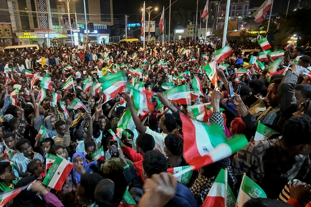سكان في العاصمة هرجيسا يحتفلون باعتراف إسرائيل بأرض الصومال، في 26 كانون الأول/ديسمبر 2025 (ا ف ب)