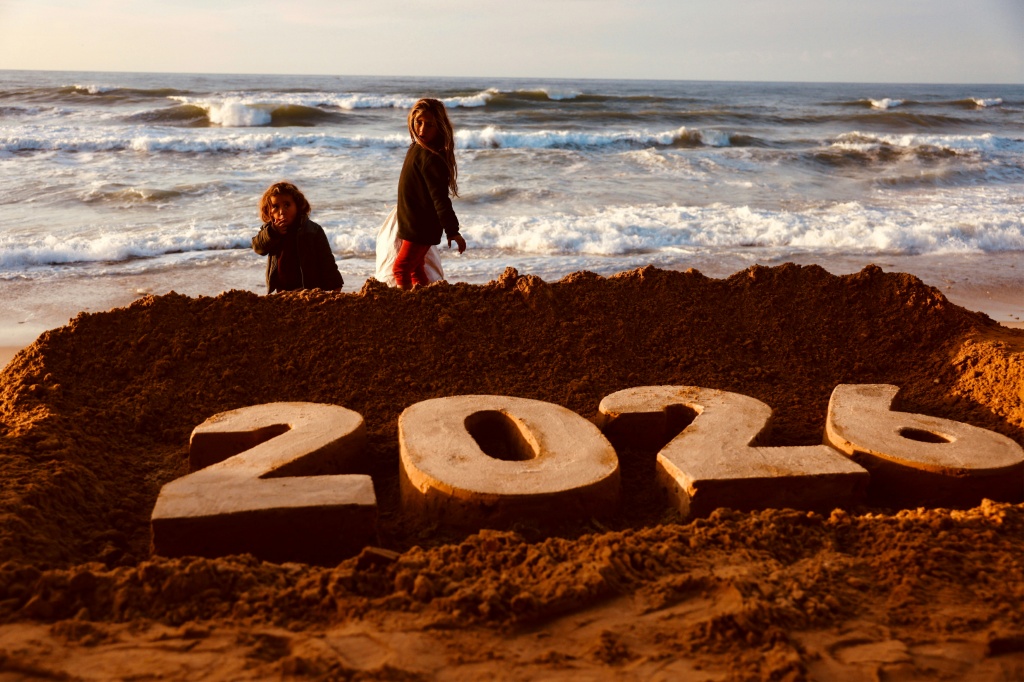 رقم 2026 منحوتا على الرمل من تنفيذ الفنان الفلسطيني يزيد أبو جراد في 30 كانون الأول/ديسمبر 2025 في دير البلح بوسط قطاع غزة (ا ف ب)