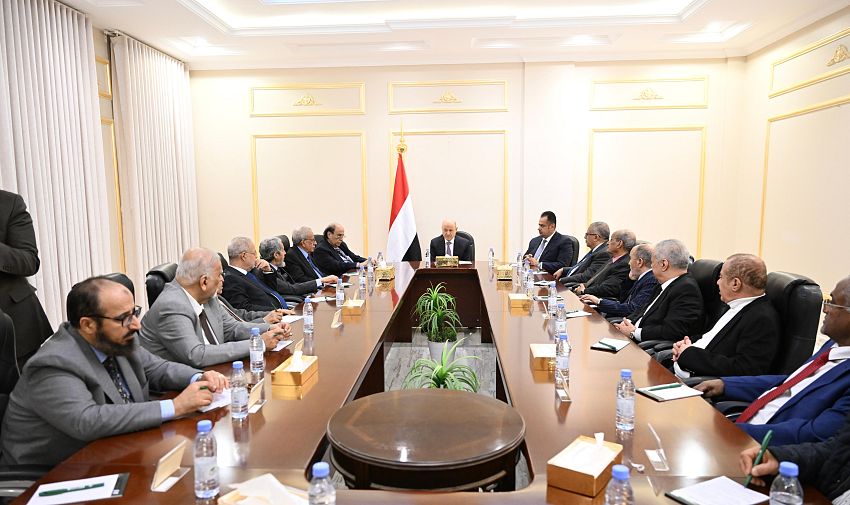 الرئيس اليمني يحذر من أي محاولة للالتفاف على القرارات السيادية ويدعو إلى خطاب مسؤول يعلي قيم الدولة والتعايش