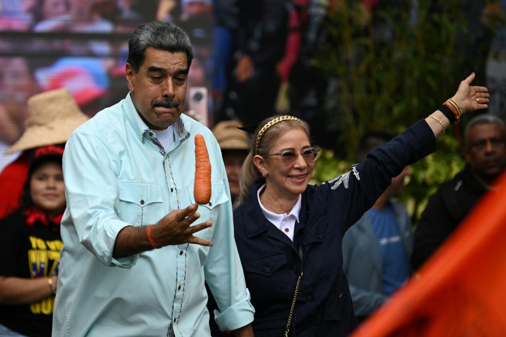 الرئيس الفنزويلي نيكولاس مادورو وزوجته سيليا فلوريس، في 10 كانون الأول/ديسمبر 2025 في كراكاس (ا ف ب)