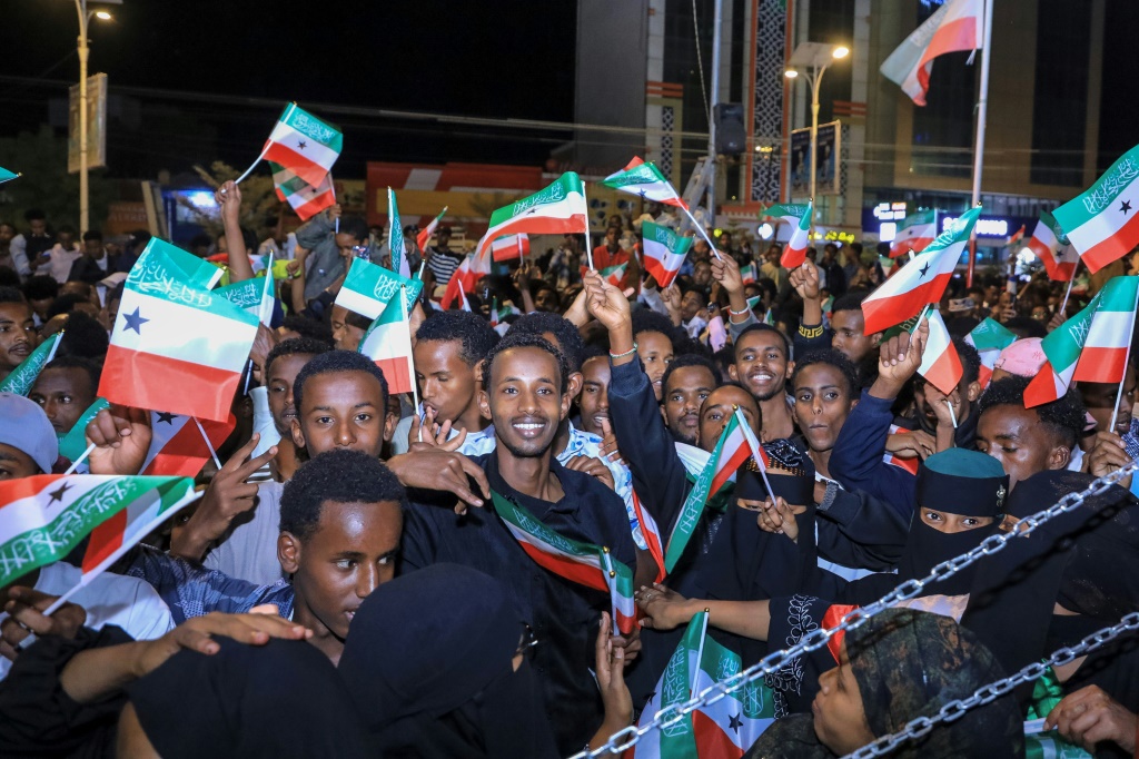 محتفلون بإعلان إسرائيل الاعتراف بأرض الصومال في هرجيسا في 26 كانون الأول/ديسمبر 2025 (ا ف ب)
