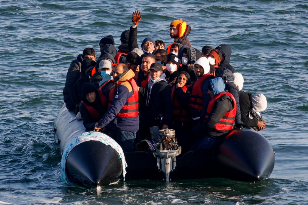 مهاجرون جزائريون يستريحون في ظلال شجرة في حديقة في بالما دي مايوركا الإسبانية في 24 آب/أغسطس 2025 (ا ف ب) 
