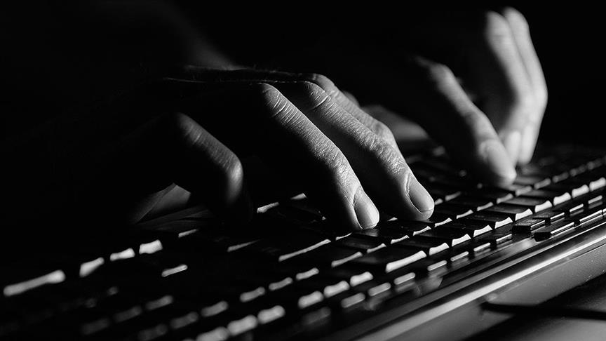 (هاكرز) ينشرون مواد من هاتف وزيرة إسرائيلية سابقة بعد اختراقه (الأناضول)