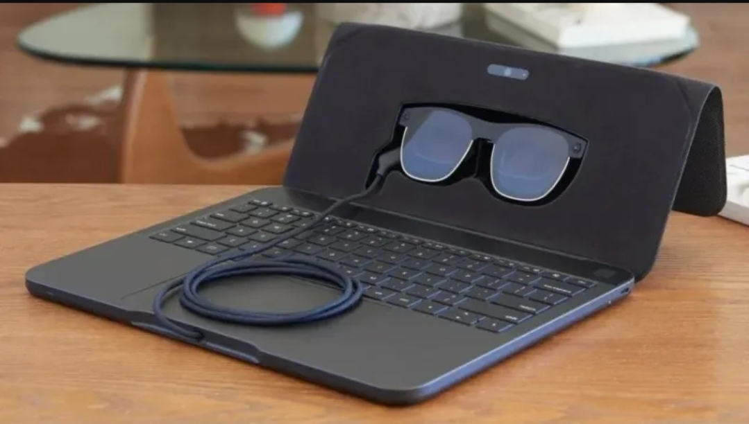 وداعًا للشاشات التقليدية.. Spacetop G1 يفتح عصر اللابتوب الافتراضي (الرجل)