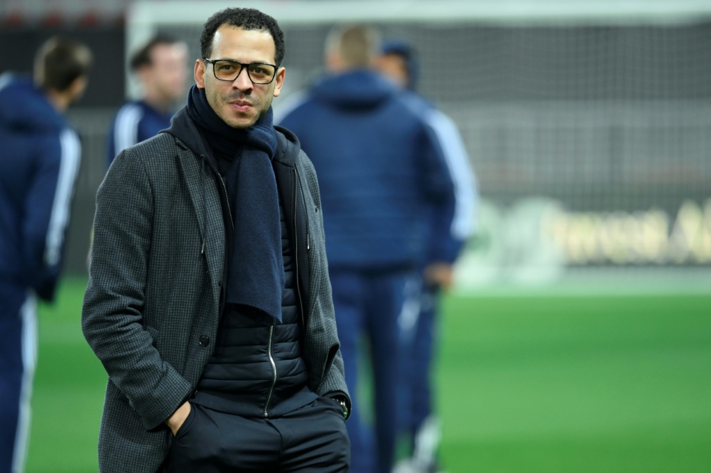 الإنكليزي ليام روزينور مدرب ستراسبورغ يراقب الأجواء قبل مواجهة نيس في الدوري الفرنسي لكرة القدم. ملعب أليانز ريفييرا في مدينة نيس جنوب شرق فرنسا، في 3 كانون الثاني/يناير 2026. (ا ف ب)